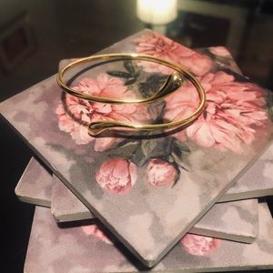 Beautiful teardrop bangle